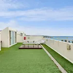 Apartment With Pool Access A Minute To The Beach