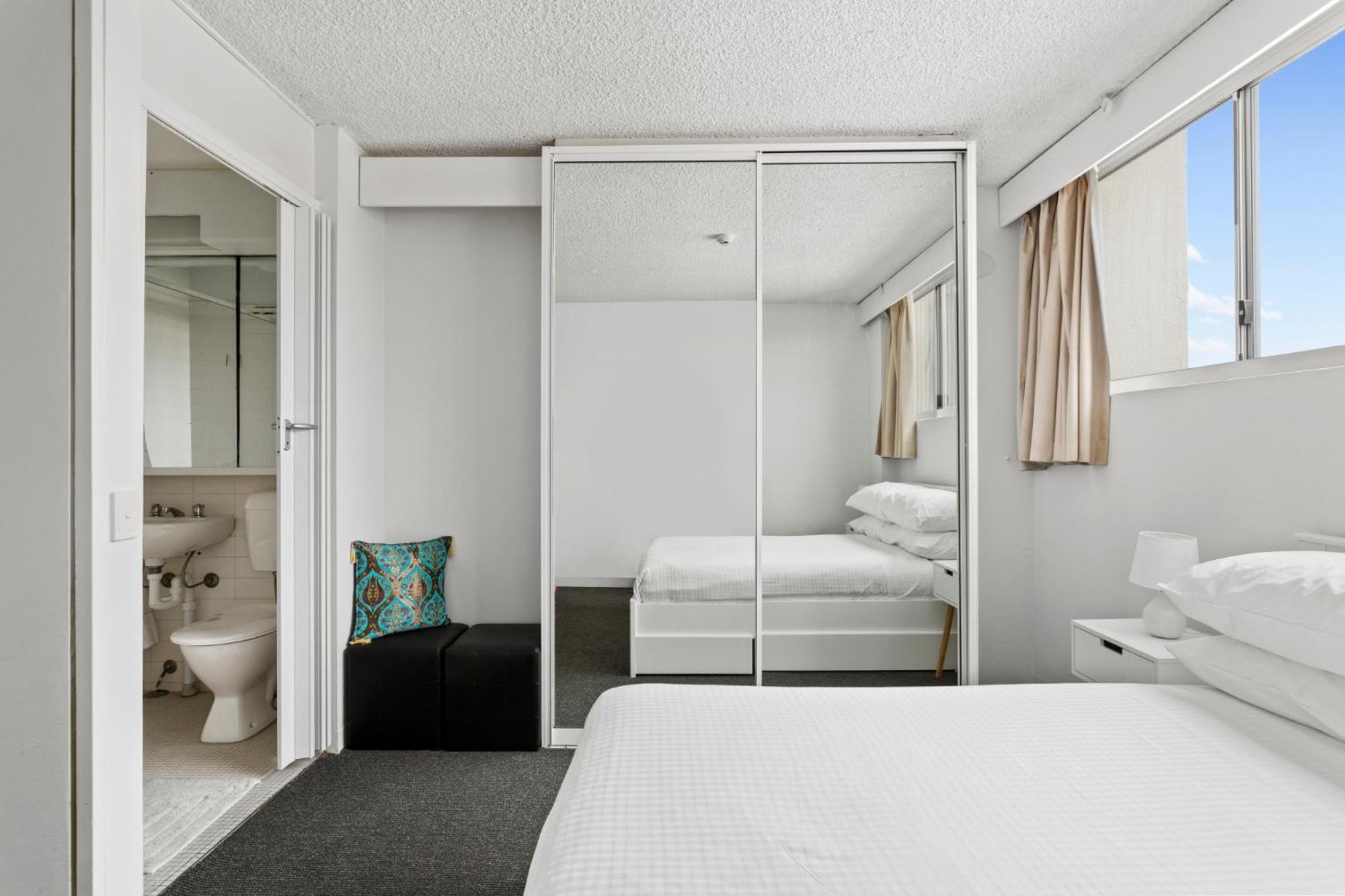 With Pool Access A Minute To The Apartment Sydney