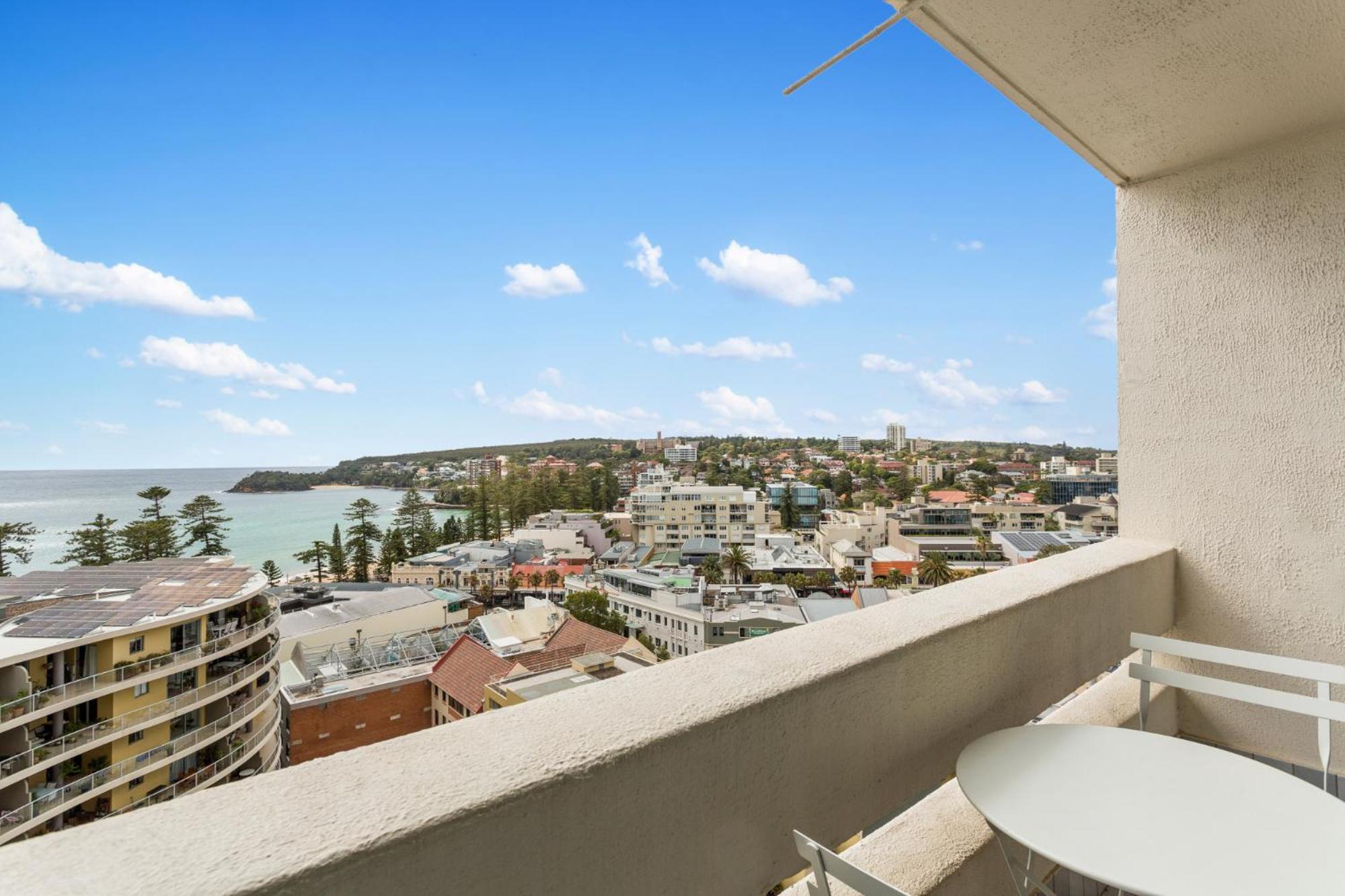 With Pool Access A Minute To The Apartment Sydney