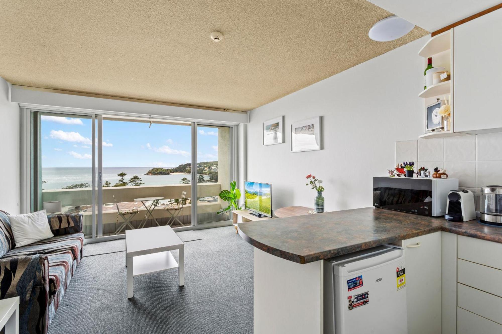With Pool Access A Minute To The Apartment