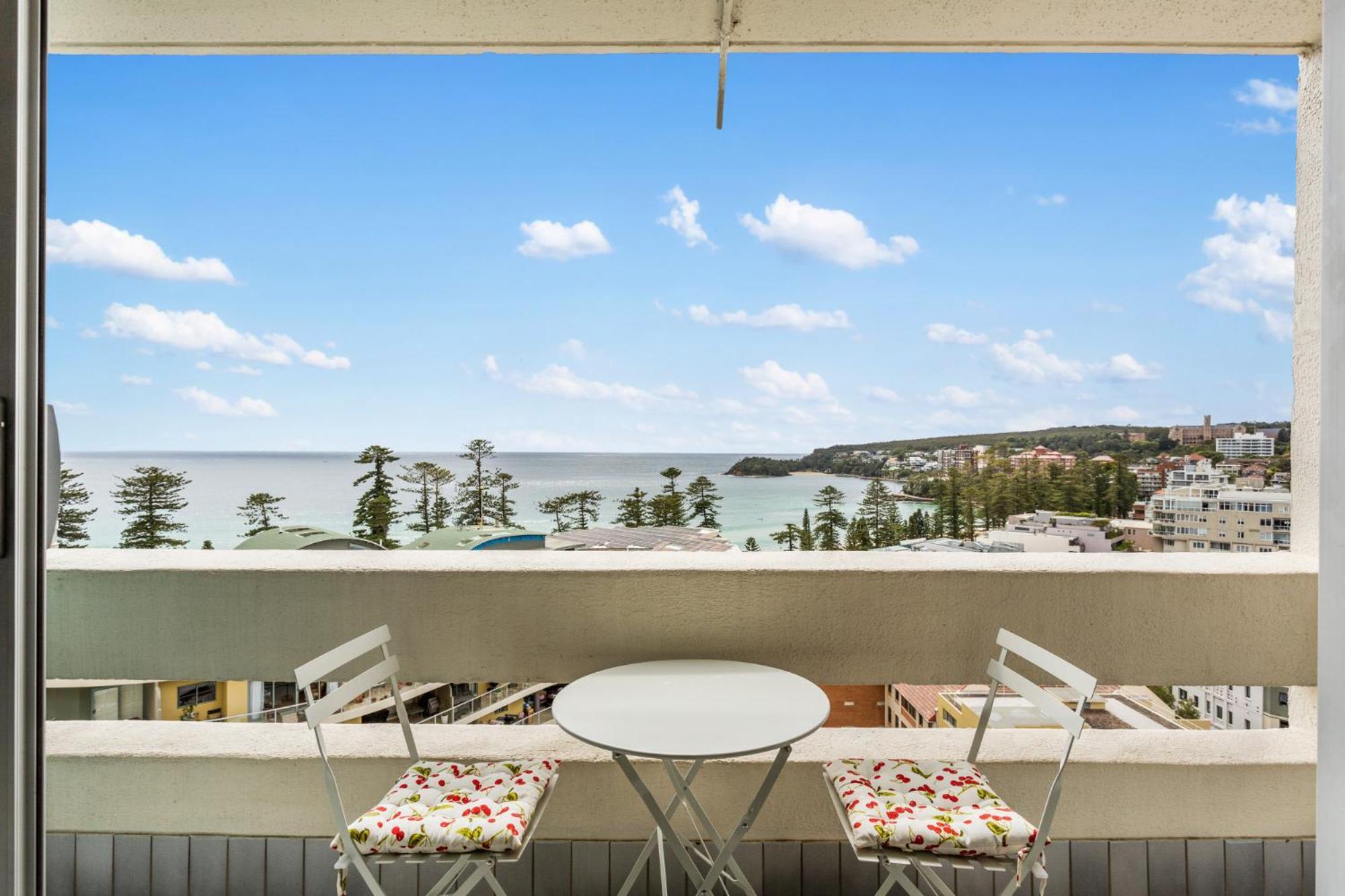 With Pool Access A Minute To The Apartment