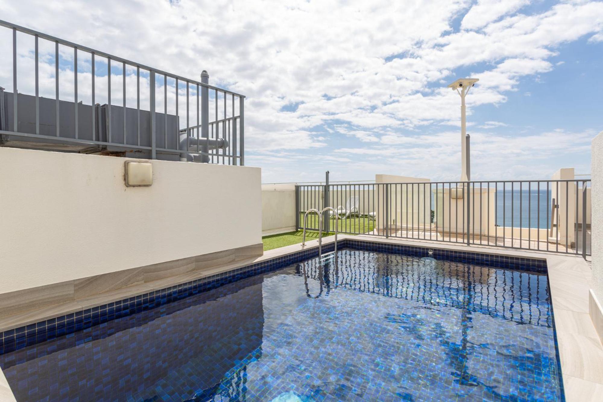 With Pool Access A Minute To The