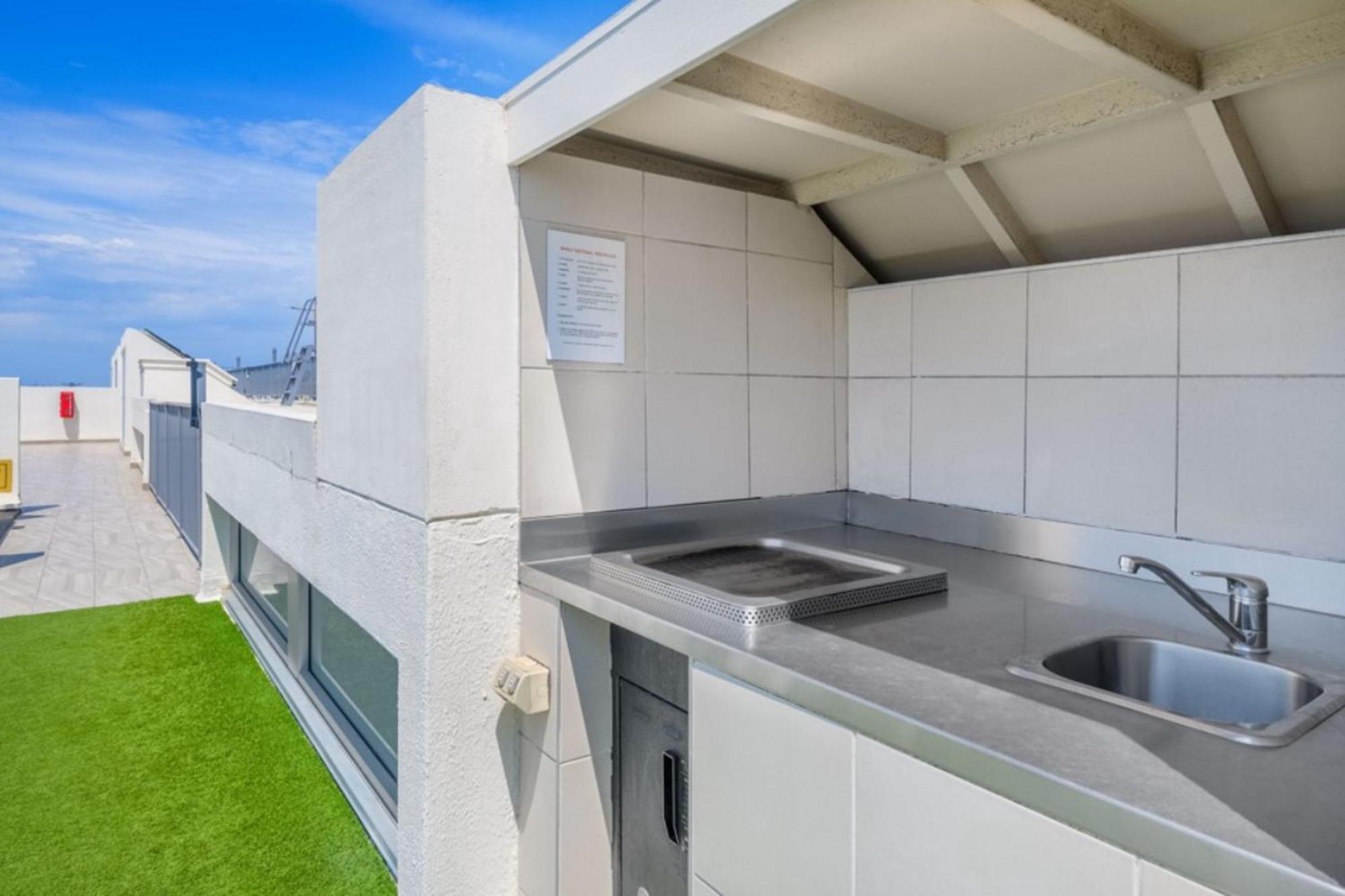 Apartment With Pool Access A Minute To The